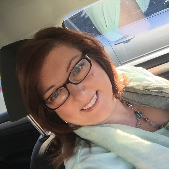 Meet your Posher, Dee - Picture 3 of 4